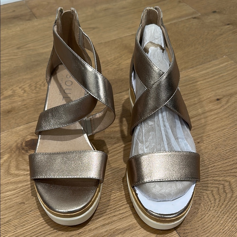 SOUL Naturalizer Silver and Gold Sandals Strappy Design